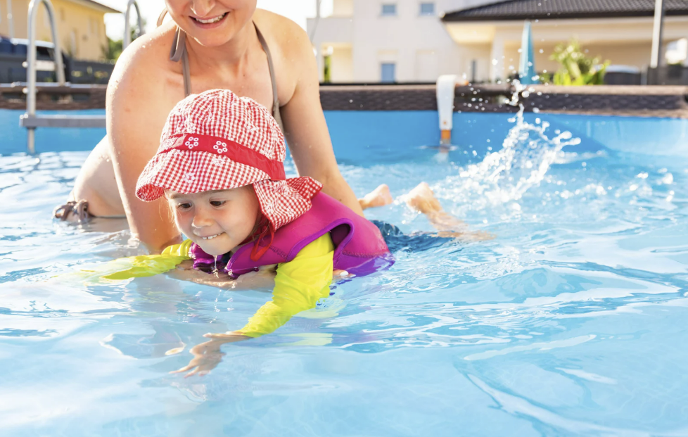 anak belajar berenang, usia anak berenang, manfaat berenang untuk anak, cara mengajarkan anak berenang, keamanan berenang anak, Bunda, si Kecil
